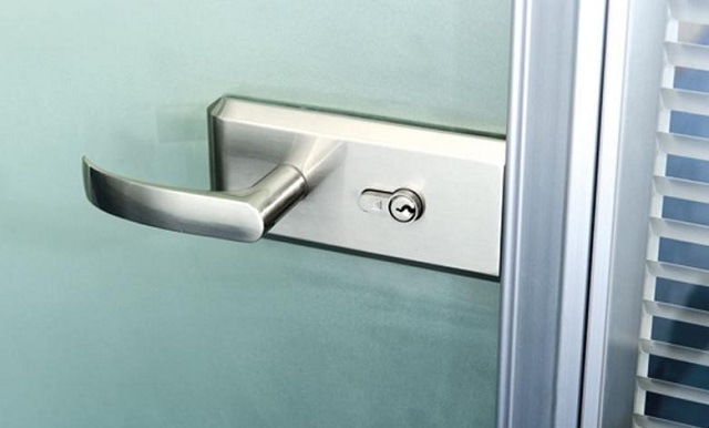 玻璃平開門鎖安裝需要準備什麼材料?注意事項